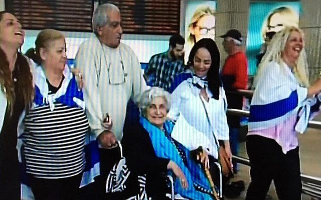 Rachel Elkayam with her family at Ben Gurion Airport, December 2015 (Channel 2 screenshot)