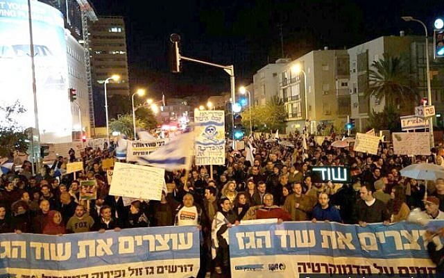 Protesters in Tel Aviv demonstrate on December 5, 2015, against a government plan to bypass anti-trust regulations in order to approve a controversial gas deal with US energy giant Noble Energy (Channel 2) Protesters in Tel Aviv demonstrate on December 5, 2015, against a government plan to bypass anti-trust regulations in order to approve a controversial gas deal with US energy giant Noble Energy (Channel 2)