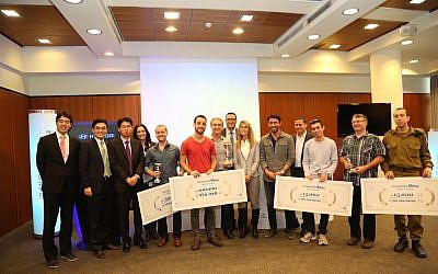 Participants, judges, and company executives at the finals of the Hyundai Connected Car Hackathon, November 17, 2015 (Sivan Faraj)