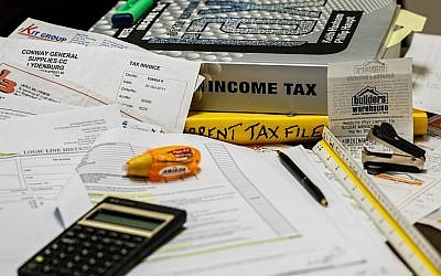 Doing taxes (Pixabay)