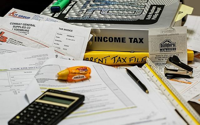 Doing taxes (Pixabay)