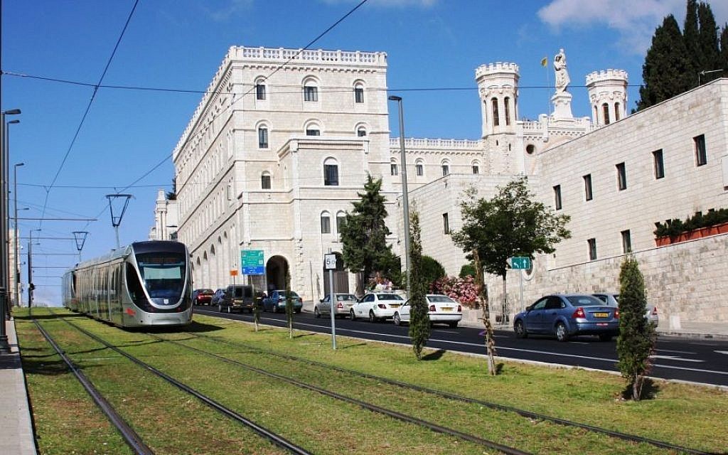 Jerusalem's light rail as it passes outside Notre Dama (Shmuel Bar-Am) Jerusalem's light rail as it passes outside Notre Dama (Shmuel Bar-Am)