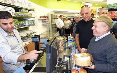 Jewish Agency chairman Natan Sharansky shops at the new Tzarchaniyat Ha’Ir (CityMart) food co-op in Sderot, Dec. 21, 2015. (David Shechter for The Jewish Agency for Israel.)