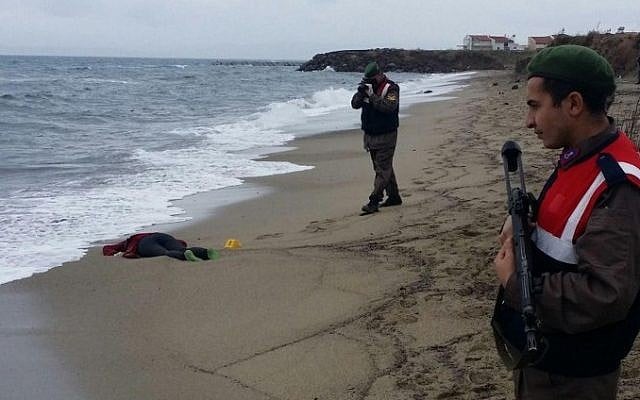 Turkish soldiers take photos of the body of a migrant washed up ashore in Izmir's Dikili district on January 5, 2016. (AFP/Dogan News Agency/Taylan Yildirim/Turkey OUT) Turkish soldiers take photos of the body of a migrant washed up ashore in Izmir's Dikili district on January 5, 2016. (AFP/Dogan News Agency/Taylan Yildirim/Turkey OUT)