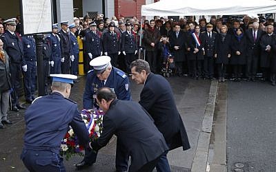 French President Francois Hollande (2nd R) and mayor of Montrouge Jean-Loup Metton (R) lay a wreath of flowers honoring late policewoman Clarissa Jean-Philippe in Montrouge south of Paris, on January 9, 2016. (AFP/POOL/Michel Euler)