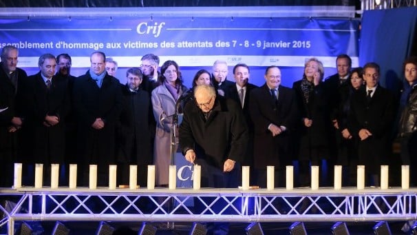 Crif's president Roger Cukierman lights candles on January 9, 2016 near the Hyper Cacher (AFP / POOL / JACQUES DEMARTHON)
