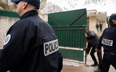 Police officers stand guard in front of the 'La Source' Jewish school in Marseille, southern France, after a Jewish teacher was attacked by a teenager wielding a machete, January 11, 2016. (AFP/BERTRAND LANGLOIS)