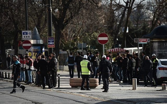 Turkish police block access to the Blue Mosque area on January 12, 2016 after a blast in Istanbul's tourist hub of Sultanahmet left 10 people dead. (AFP/OZAN KOSE)