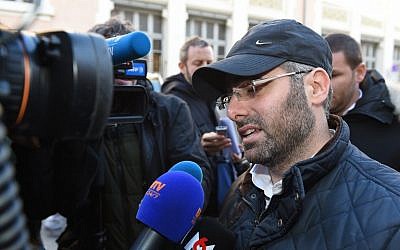 Benjamin Amsellem (R), a Jewish teacher stabbed the day before by a 15-year-old with a machete, speaks to the press as he leaves the main police headquarters in Marseille, southeastern France, on January 12, 2016. (AFP / BORIS HORVAT)