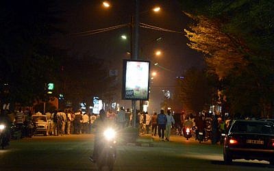 People gather on Kwame Nkruma avenue near Hotel Splendid where the attackers remain with sporadic gunfire continuing in Burkina Faso's capital Ouagadougou on January 15, 2016. (AFP / AHMED OUOBA)