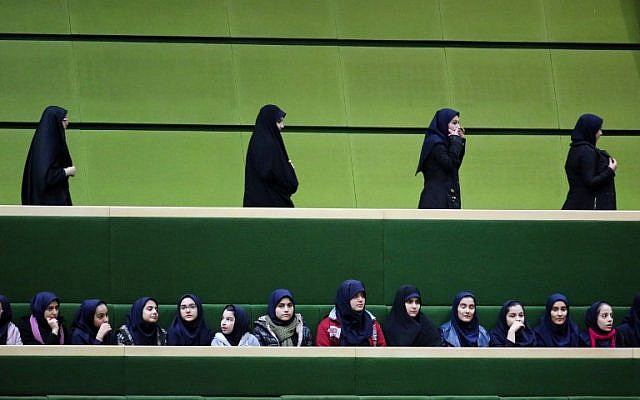 Iranian school-girls attend President Hassan Rouhani's speech to parliament before presenting the proposed annual budget in the capital Tehran, on January 17, 2016. (AFP / ATTA KENARE) Iranian school-girls attend President Hassan Rouhani's speech to parliament before presenting the proposed annual budget in the capital Tehran, on January 17, 2016. (AFP / ATTA KENARE)