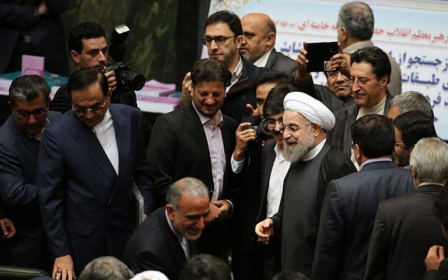 Iranian President Hassan Rouhani (C) arrives to parliament ahead of presenting the proposed annual budget in the capital Tehran, on January 17, 2016, after sanctions were lifted under Tehran's nuclear deal with world powers. (AFP / ATTA KENARE)