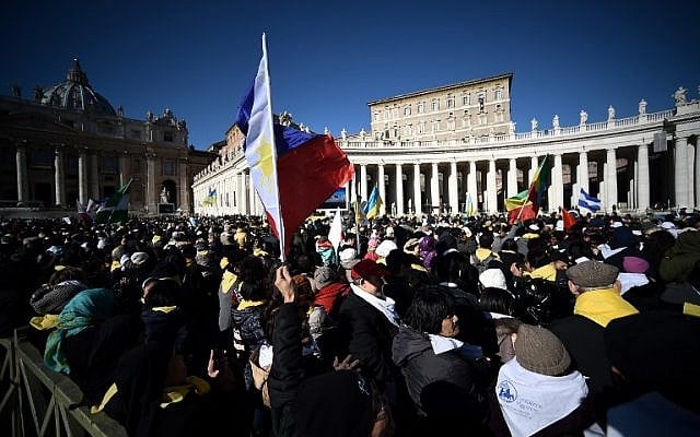 Migrants gather in St Peter's Square at the Vatican to follow Pope Francis Sunday Angelus prayer part of the International Migrants Day on January 17, 2016. (AFP / FILIPPO MONTEFORTE)