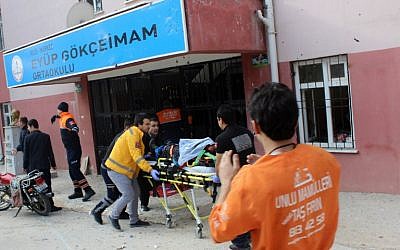 Members of emergency services evacuate an injured man on a stretcher after rockets landed near a school in Kilis, Turkey, January 18, 2016. (AFP/ILHAS NEWS AGENCY/STRINGER)