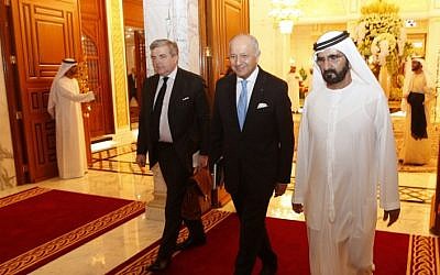 UAE vice president and Prime Minister, Sheikh Mohammed bin Rashid al-Maktoum (R), meets with French Foreign Minister Laurent Fabius (C) at his palace in Dubai on January 18, 2016. (AFP / KARIM SAHIB)