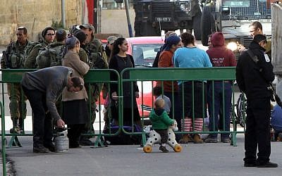Jewish settlers gather their belongings as dozens are evacuated by Israeli security forces from two homes in the heart of the West Bank city of Hebron on January 22, 2016 (AFP/HAZEM BADER)