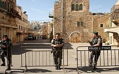 Border Policemen on guard after Jewish settlers were evacuated from two homes in the heart of the West Bank city of Hebron on January 22, 2016. (AFP/Hazem Bader)