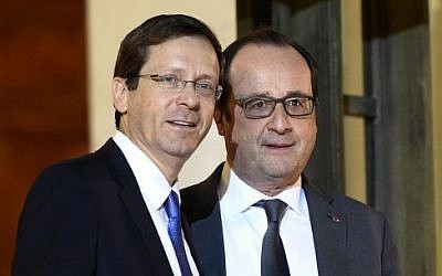 French President Francois Hollande (R) stands next to opposition Zionist Union party leader Isaac Herzog after a meeting at the Elysee palace on January 22, 2016 in Paris. (AFP / ERIC FEFERBERG)