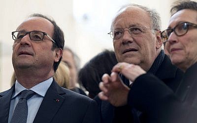 French President Francois Hollande (L) welcomes Swiss Economic Minister Johann Schneider-Ammann during the inauguration of the Unterlinden Museum following its renovation in Colmar, eastern France, on January 23, 2016. (AFP / POOL / JEAN-FRANCOIS BADIAS)
