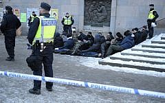 Swedish police surrounds an arrested group of neo-Nazis that staged an unannounced rally in Stockholm following a brawl on January 23, 2016.  (AFP/TT NEWS AGENCY/Jessica Gow)