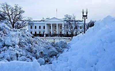 Snow is seen piled in front of the White House as crews clear the area after a snowstorm January 25, 2016 in Washington, DC. (Brendan Smialowski/AFP)