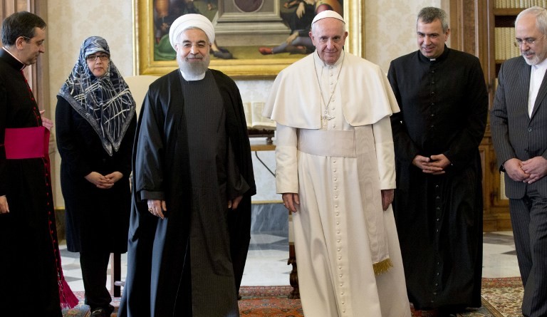 Pope Francis (2nd R) poses during his meeting with Iranian President Hassan Rouhani (3rd R) flanked by Iranian Foreign Minister Mohammad Javad Zarif (R) on January 26, 2016, at the Vatican (AFP / POOL / ANDREW MEDICHINI) Pope Francis (2nd R) poses during his meeting with Iranian President Hassan Rouhani (3rd R) flanked by Iranian Foreign Minister Mohammad Javad Zarif (R) on January 26, 2016, at the Vatican (AFP / POOL / ANDREW MEDICHINI)