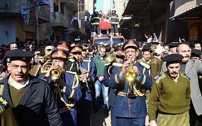 Egyptian men and army officials march on January 29, 2016 during the funeral of colonel Mohammed Adel, who was killed in a roadside bombing claimed by the Islamic State (IS) group, on the outskirts of el-Arish. (AFP/STRINGER)