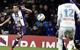 Toulouse's French Tunisian forward Wissam Ben Yedder kicks the ball during the French League Cup football match between Toulouse and Marseille (OM) on January 13, 2016 at the municipal stadium in Toulouse, southwestern France. (Pascal Pavani/AFP)