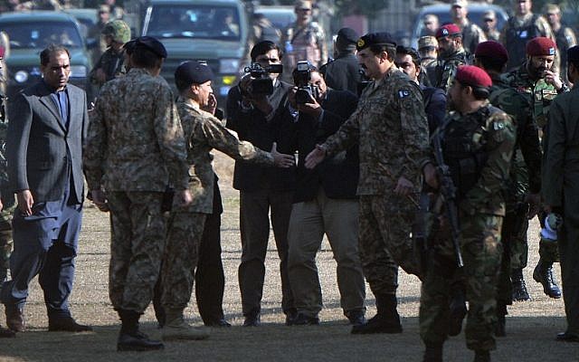 Pakistan's army chief Raheel Sharif shakes hands with an army officer as he arrives at Bacha Khan university following an attack by militants in Charsadda, about 50 kilometres from Peshawar, on January 20, 2016. (AFP Photo/Aamir Qureshi)