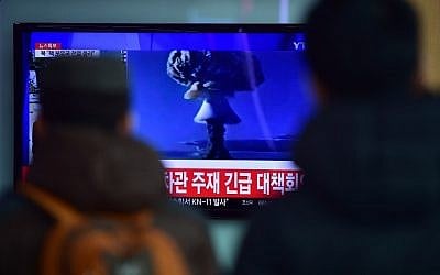 People watch a news report on North Korea's first hydrogen bomb test at a railroad station in Seoul, South Korea, January 6, 2016. (AFP/JUNG YEON-JE)
