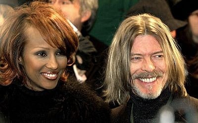 David Bowie arriving at the New York premiere of the film "Hannibal" at the Ziegfeld Theatre in New York, February 5, 2001. (AFP Photo/Stan Honda)