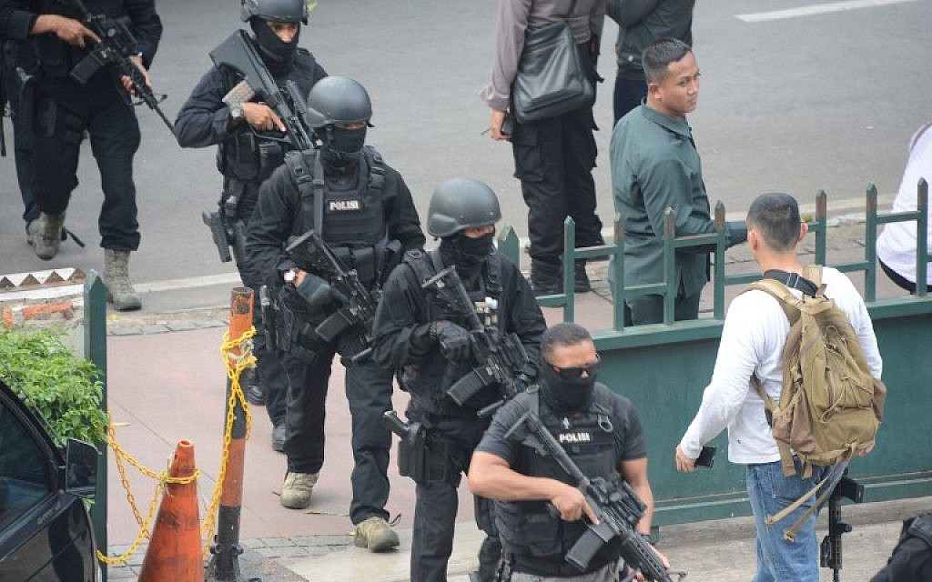 Armed Indonesian police commandos arrive in the area outside a damaged Starbucks coffee shop after a series of explosions hit central Jakarta, January 14, 2016. (AFP Photo/Romeo Gacad) Armed Indonesian police commandos arrive in the area outside a damaged Starbucks coffee shop after a series of explosions hit central Jakarta, January 14, 2016. (AFP Photo/Romeo Gacad)