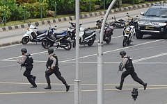 Armed Indonesian police commandos arrive at the area outside a damaged Starbucks coffee shop after a series of explosions hit central Jakarta, January 14, 2016. (AFP Photo/Romeo Gacad)