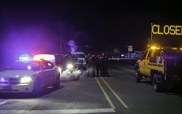 Law enforcement personnel monitor an intersection of closed Highway 395 in Burns, Oregon on January 26, 2016, during a standoff pitting an anti-government militia against the US authorities. One person died in an armed clash with police as they arrested the leaders of a group laying siege to an American wildlife refuge, the FBI said January 26. (Rob Kerr/AFP) Law enforcement personnel monitor an intersection of closed Highway 395 in Burns, Oregon on January 26, 2016, during a standoff pitting an anti-government militia against the US authorities. One person died in an armed clash with police as they arrested the leaders of a group laying siege to an American wildlife refuge, the FBI said January 26. (Rob Kerr/AFP)