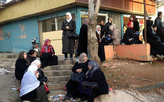 Syrians wait for the arrival of a convoy carrying their relatives near the crossing of Masnaa on the Lebanon-Syria border on December 28, 2015 following a rare UN-backed deal between Syria's warring sides. (AFP PHOTO / HASAN JARRAH) Syrians wait for the arrival of a convoy carrying their relatives near the crossing of Masnaa on the Lebanon-Syria border on December 28, 2015 following a rare UN-backed deal between Syria's warring sides. (AFP PHOTO / HASAN JARRAH)