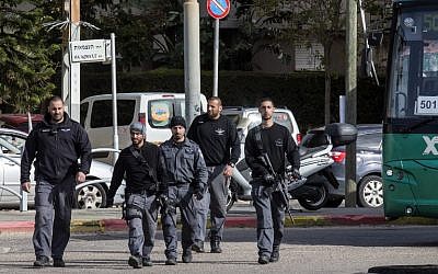 Israeli security forces conduct a search in the city of Herzliya on January 5, 2016, during a manhunt for the suspected gunman who killed three people in Tel Aviv last week. (AFP PHOTO/JACK GUEZ)
