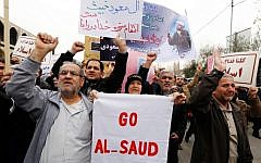 Iranian protesters hold placards and shout slogans during a demonstration in Tehran on January 8, 2016, against the execution of prominent Shi'ite Muslim cleric Nimr al-Nimr by Saudi authorities. (AFP PHOTO)