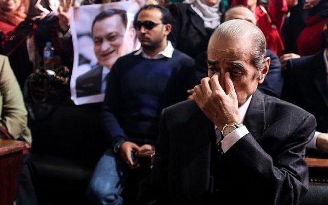 Egyptian Lawyer Farid el-Deeb, the head of the defense team of ousted Egyptian president Hosni Mubarak and his two sons Alaa and Gamal, reacts inside the courtroom in Cairo on January 9, 2016.(AFP Photo/Samer Abdullah) Egyptian Lawyer Farid el-Deeb, the head of the defense team of ousted Egyptian president Hosni Mubarak and his two sons Alaa and Gamal, reacts inside the courtroom in Cairo on January 9, 2016.(AFP Photo/Samer Abdullah)
