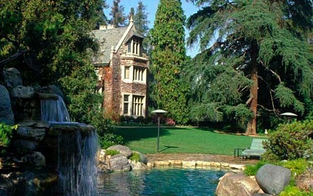 The Playboy Mansion, viewed from the east waterfall, April 2011. (Wikipedia/Dirsmith1/CC BY-SA 4.0)