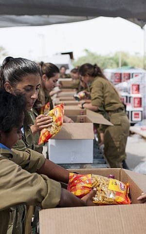 Illustration. IDF soldiers pack boxes of food on September 7, 2015. (IDF Spokesperson's Unit/Flickr)