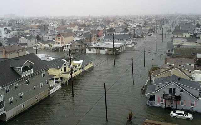 Coastal flooding from a winter snowstorm inundates houses along New York Avenue, Saturday, January 23, 2016, in North Wildwood, New Jersey (AP/Robb Nunzio)