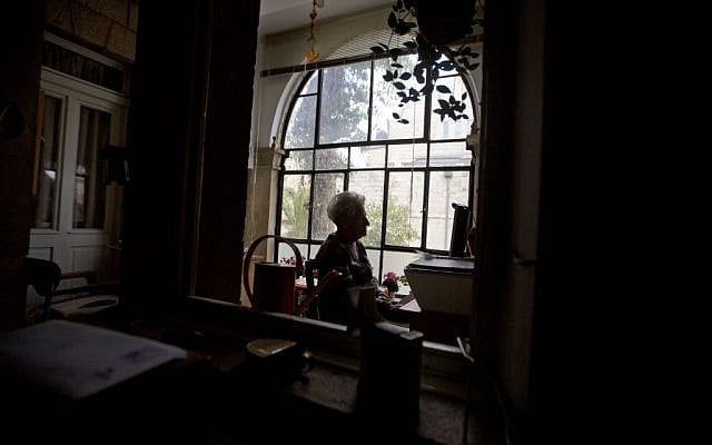 Dutch Israeli holocaust survivor Mirjam Bolle is seen in her house in Jerusalem, January 20, 2016. (AP Photo/Sebastian Scheiner)