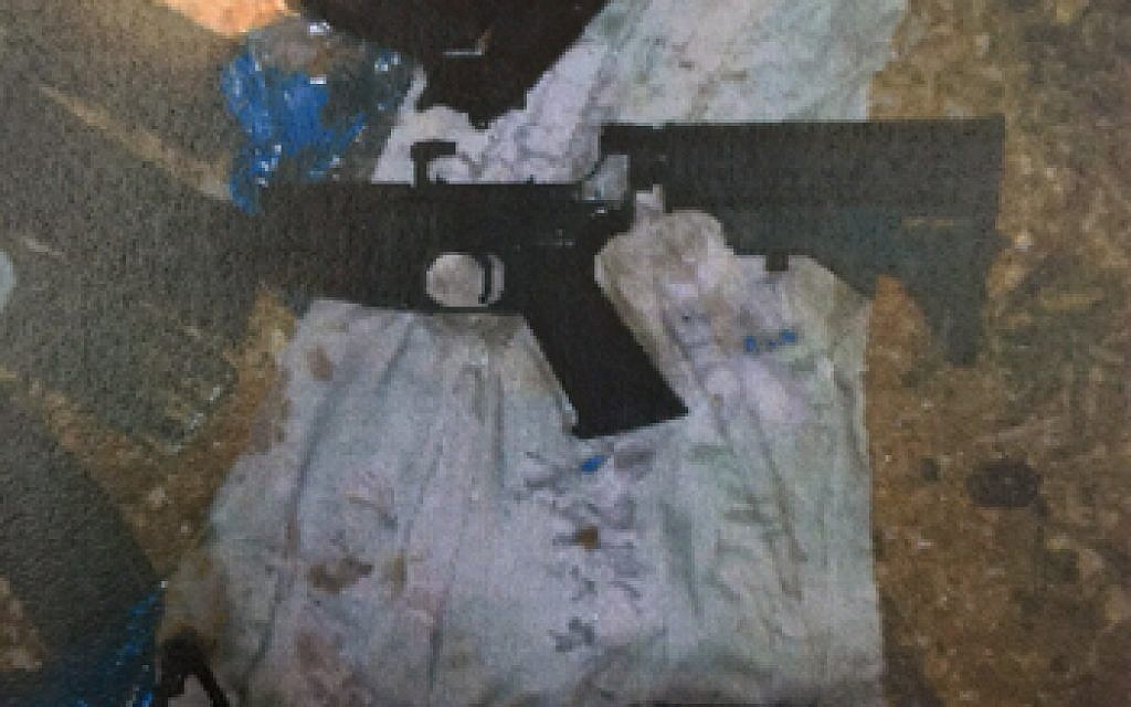 Weapons held by a Hamas cell near Hebron. The members of the cell, arrested in November, had planned a shooting attack near Hebron (Shin Bet)