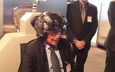 Member of the committee tries out new helmet produced by Israeli company Elbit, January 26, 2016 (Courtesy Knesset Foreign Affairs and Defense Committee). Member of the committee tries out new helmet produced by Israeli company Elbit, January 26, 2016 (Courtesy Knesset Foreign Affairs and Defense Committee).