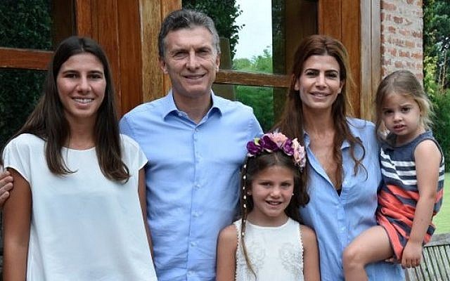 Newly elected Argentinian President Mauricio Macri visits family of assassinated prosecutor Alberto Nisma at his home on January 17, 2016. (Courtesy) Newly elected Argentinian President Mauricio Macri visits family of assassinated prosecutor Alberto Nisma at his home on January 17, 2016. (Courtesy)