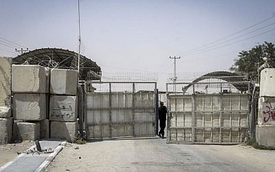 Kerem Shalom crossing seen closed from the Gazan side in the southern Gaza Strip, June 7, 2015. (Abed Rahim Khatib/Flash90)
