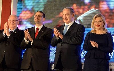 From left: President Reuven Rivlin, US Ambassador to Israel Dan Shapiro, Prime Minister Benjamin Netanyahu and his wife Sara Netanyahu attend a party for US Independence Day at Shapiro's home in Herzliya on July 1, 2015. (Photo by Haim Zach/GPO)