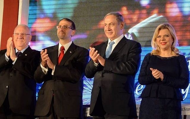 From left: President Reuven Rivlin, US Ambassador to Israel Dan Shapiro, Prime Minister Benjamin Netanyahu and his wife Sara Netanyahu attend a party for US Independence Day at Shapiro's home in Herzliya on July 1, 2015. (Haim Zach/GPO)