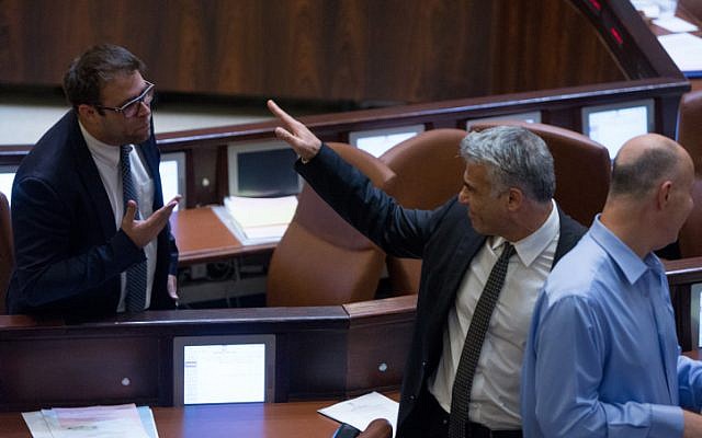 Likud MK Oren Hazan confronts Yesh Atid party leader Yair Lapid at the Knesset on November 24, 2015. (Yonatan Sindel/Flash90)