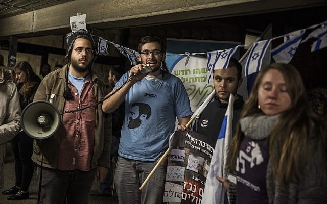 Right-wing activists protest at Jerusalem's Hebrew University against the Israeli group Breaking the Silence on December 22, 2015 (Hadas Parush/Flash90)